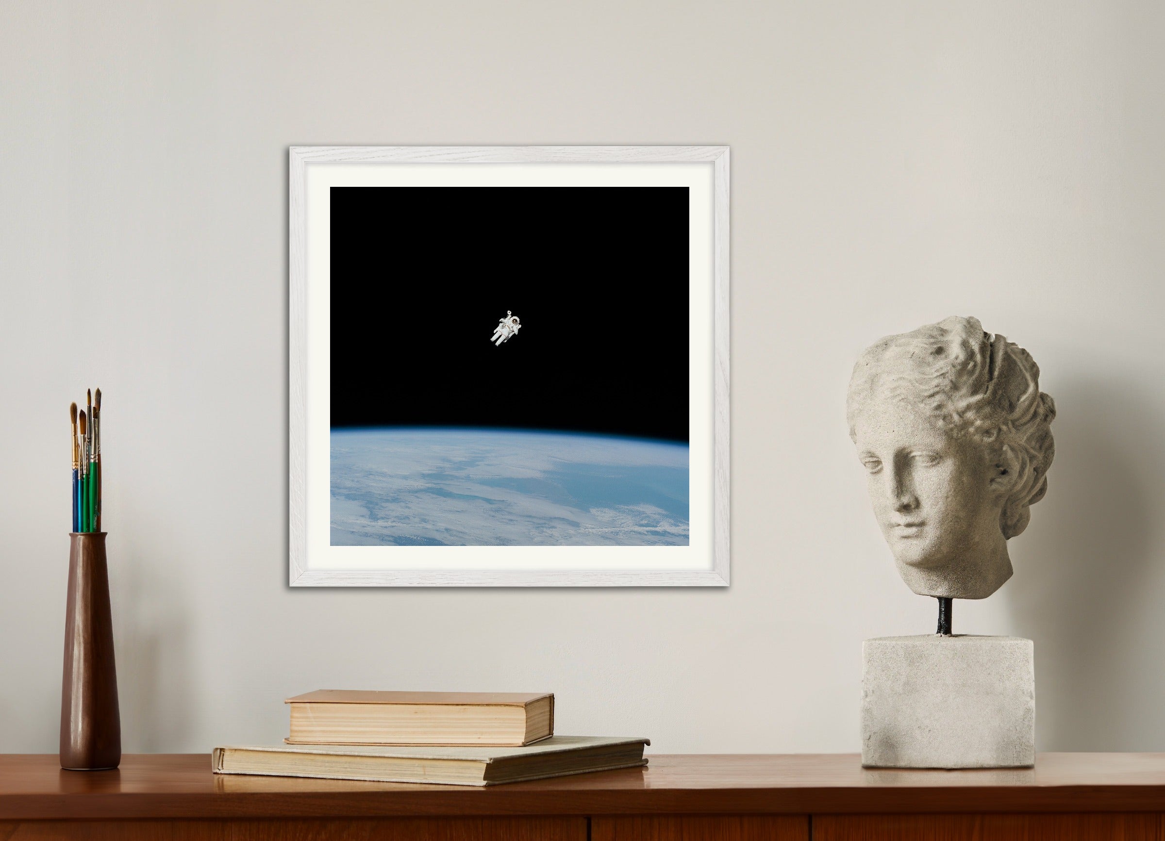 白い木製フレームのポスター:宇宙飛行士、NASA、アポロ計画