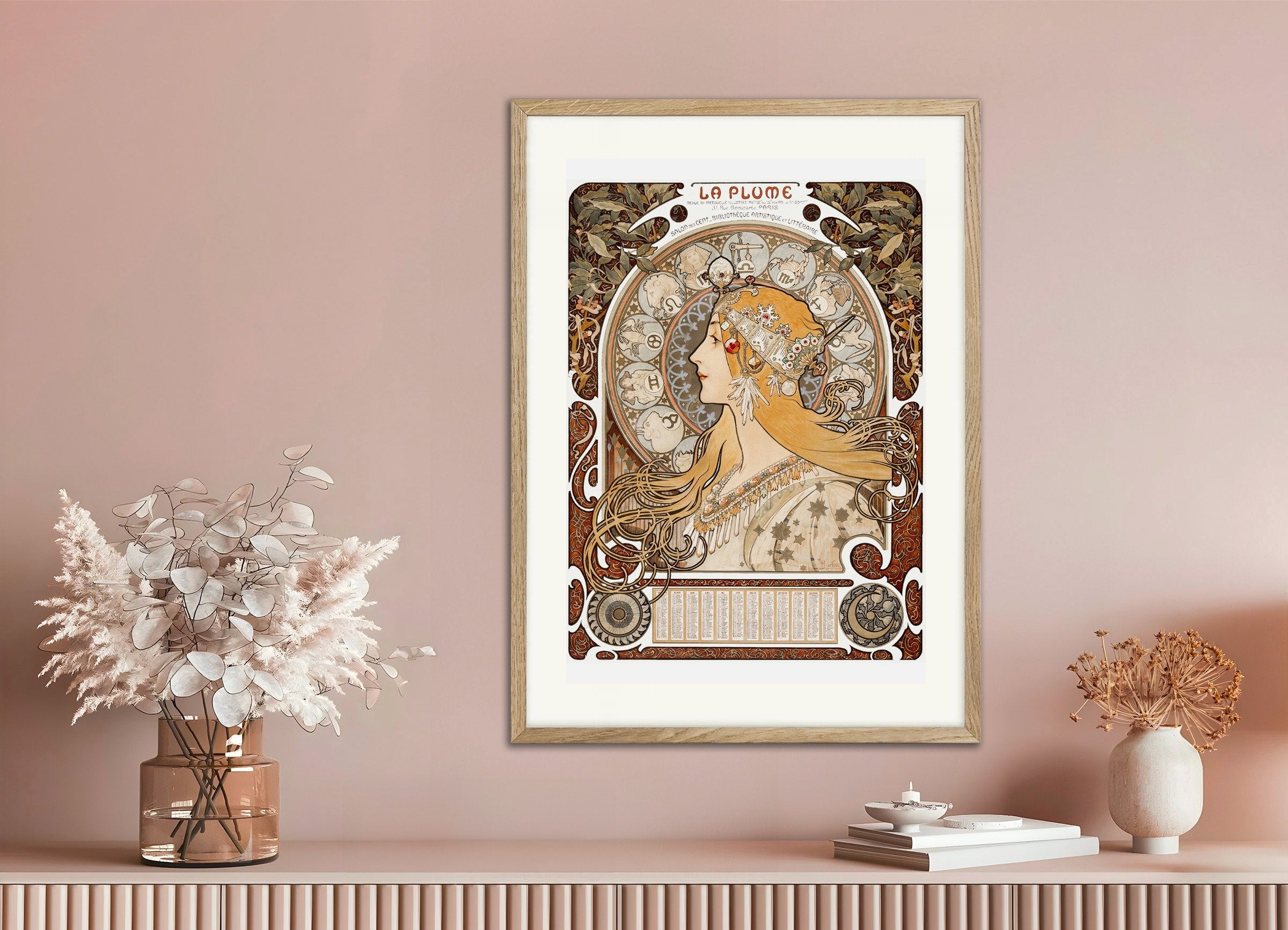 アルフォンス・ミュシャのポスター「ゾディアック」または「ラ・プリュム」(約1896–1897年)、ナチュラルウッドフレーム付き