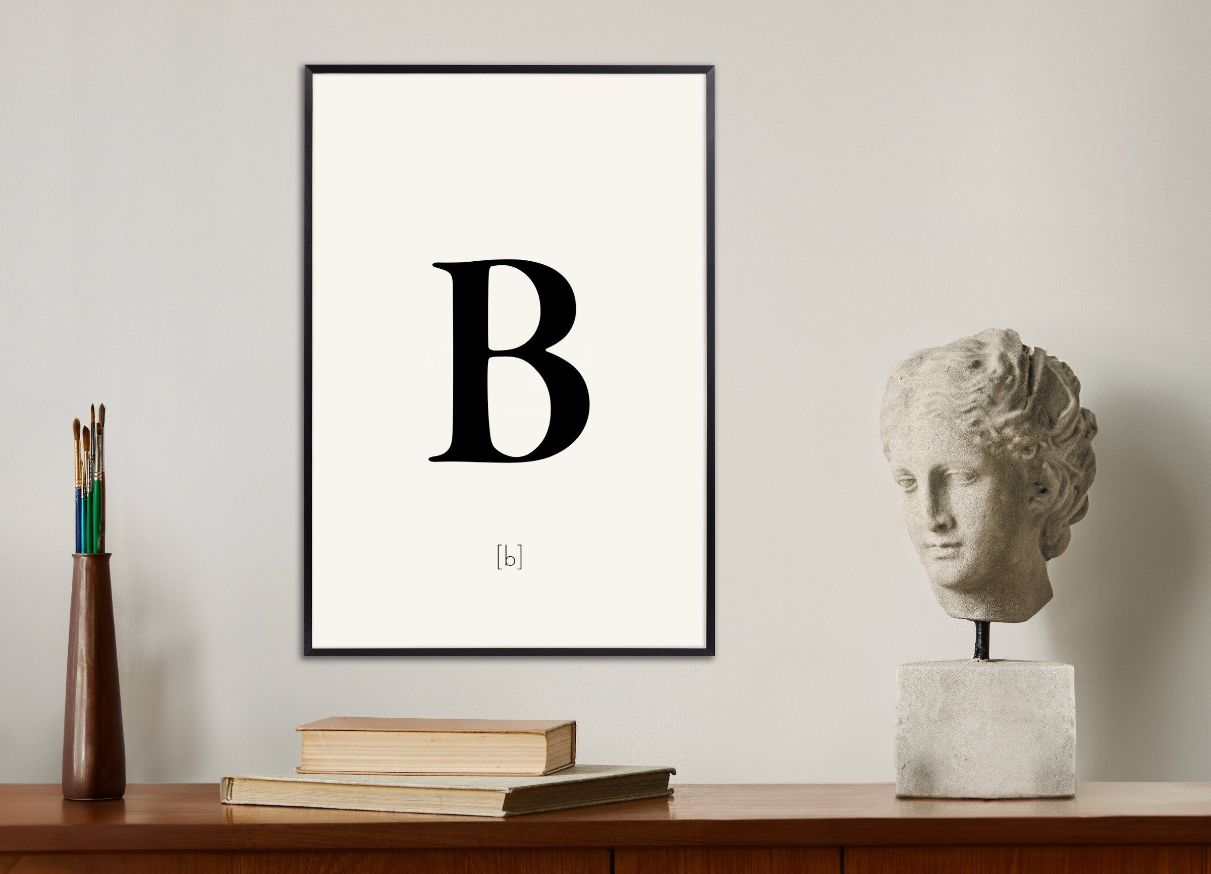 金属フレーム付きの文字Bのポスター