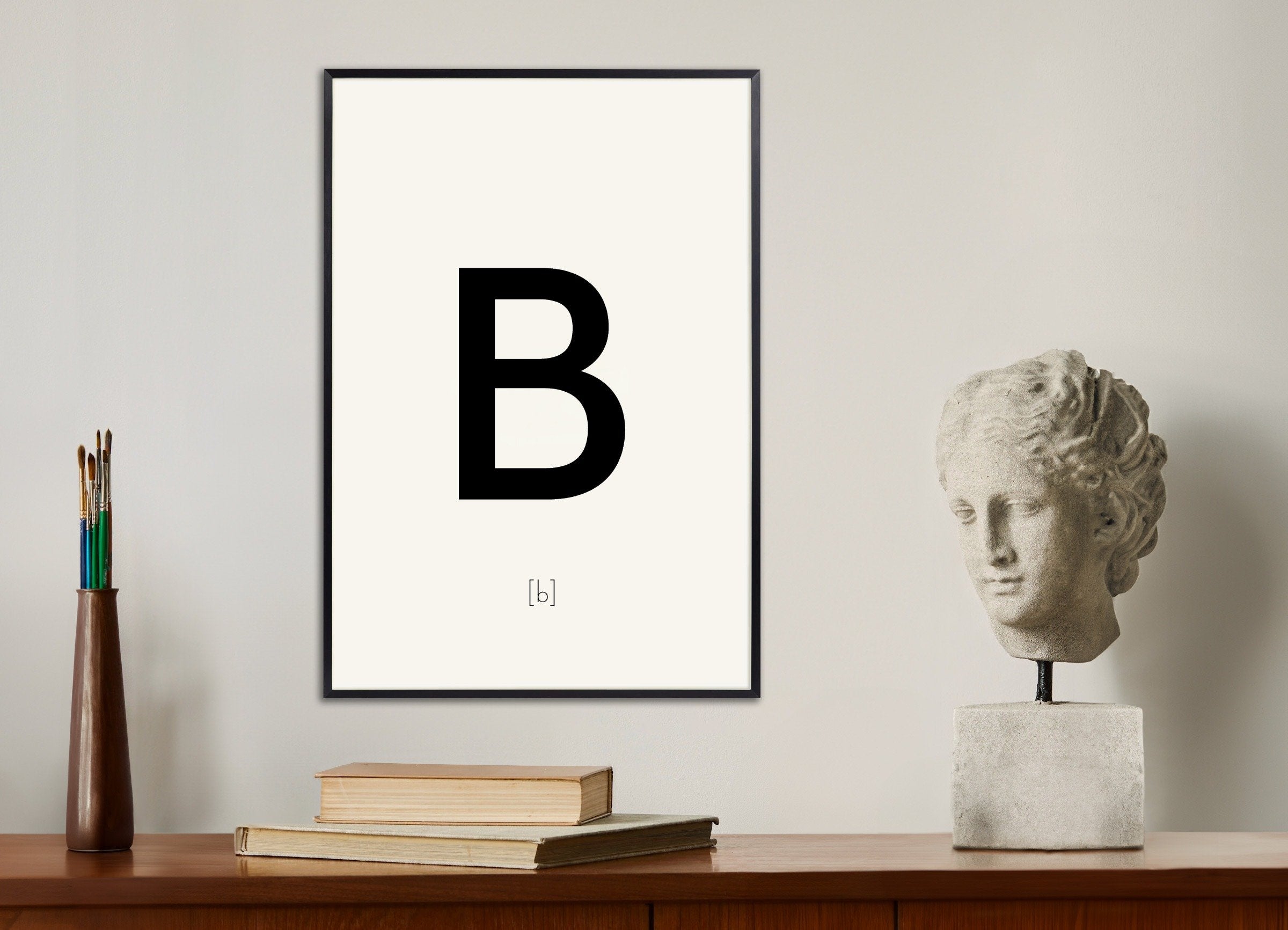 金属フレーム付きの文字Bのポスター