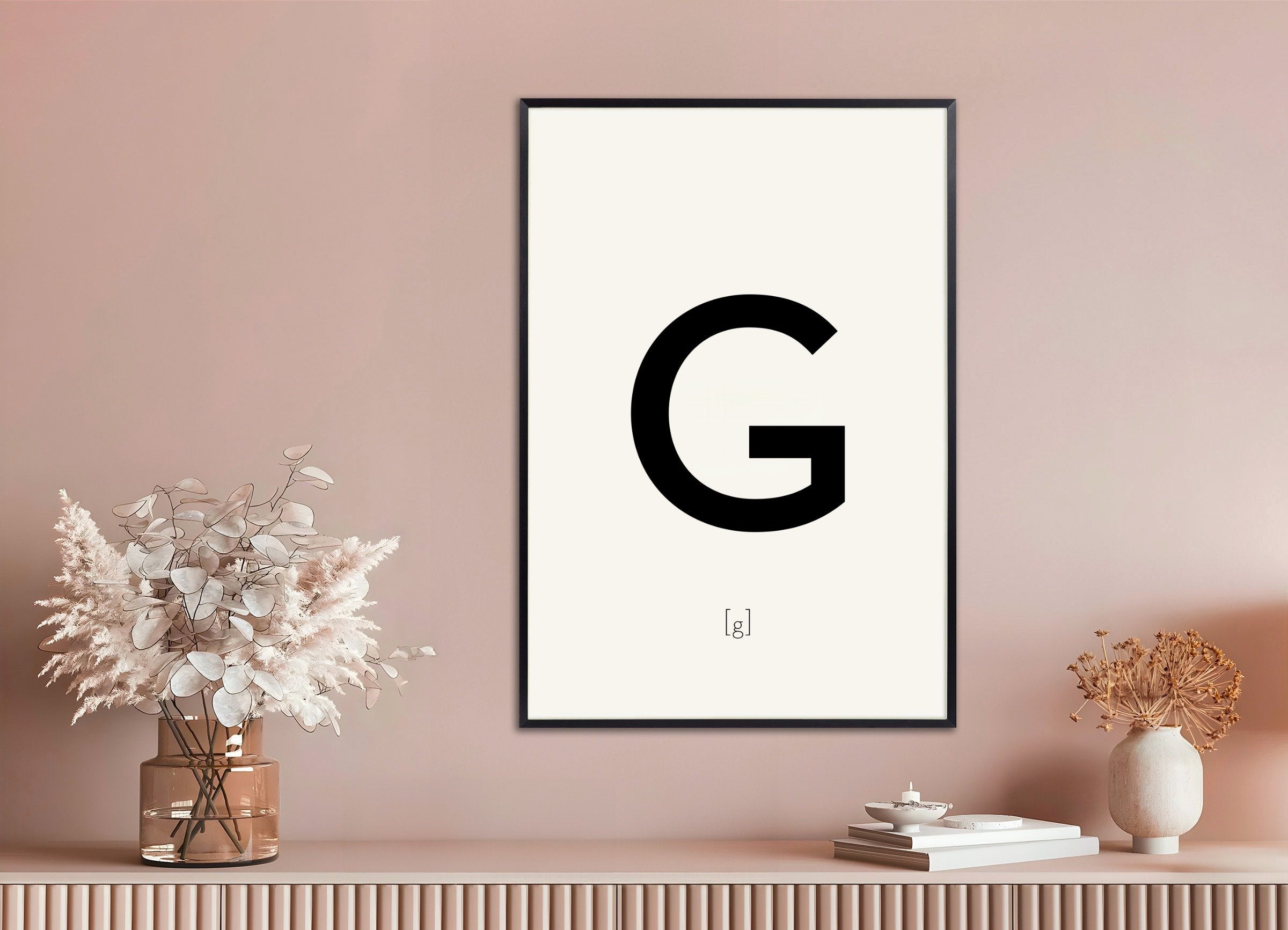 金属フレーム付きの文字Gのポスター