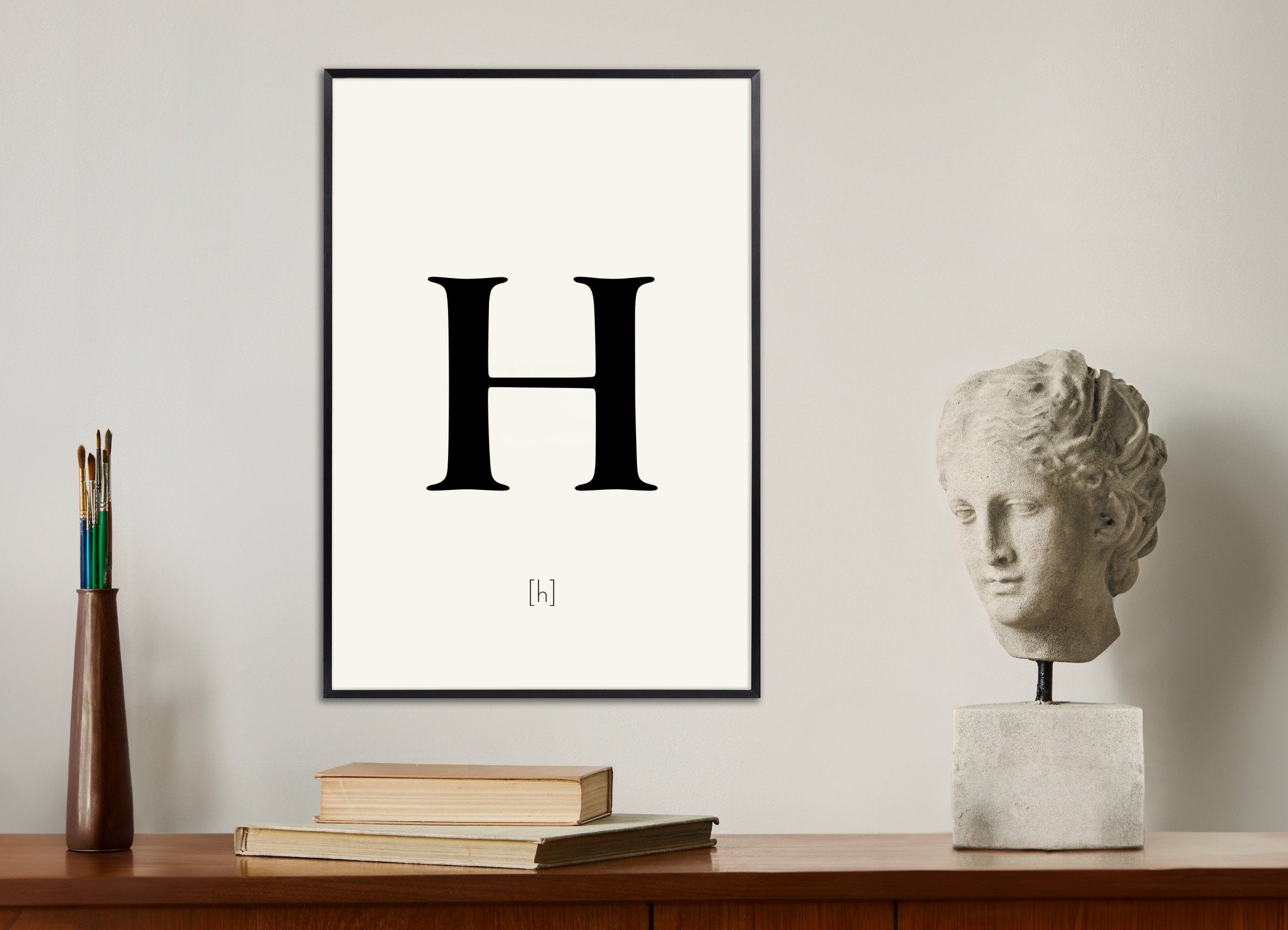 金属フレーム付きの文字Hのポスター