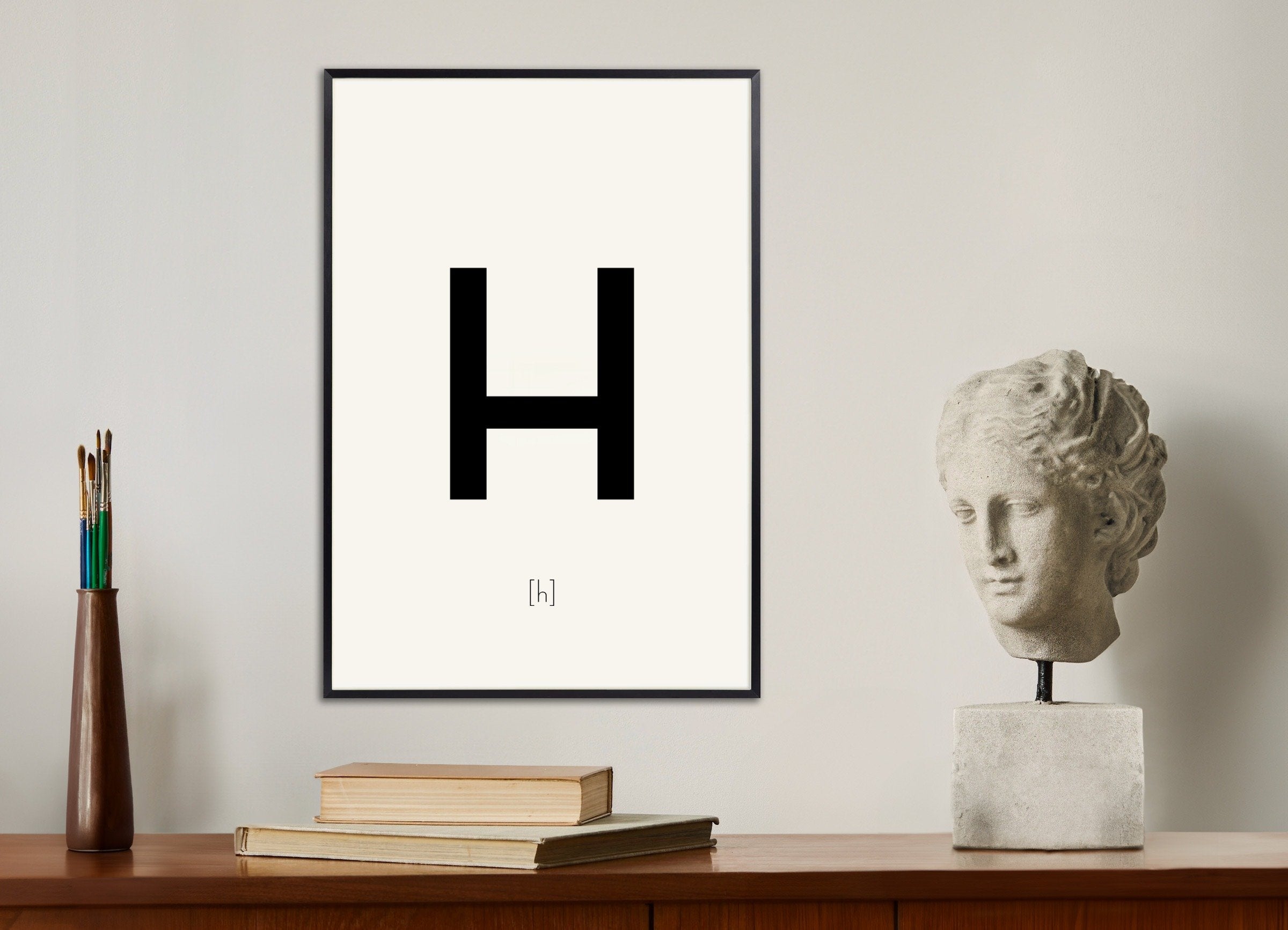 金属フレーム付きの文字Hのポスター