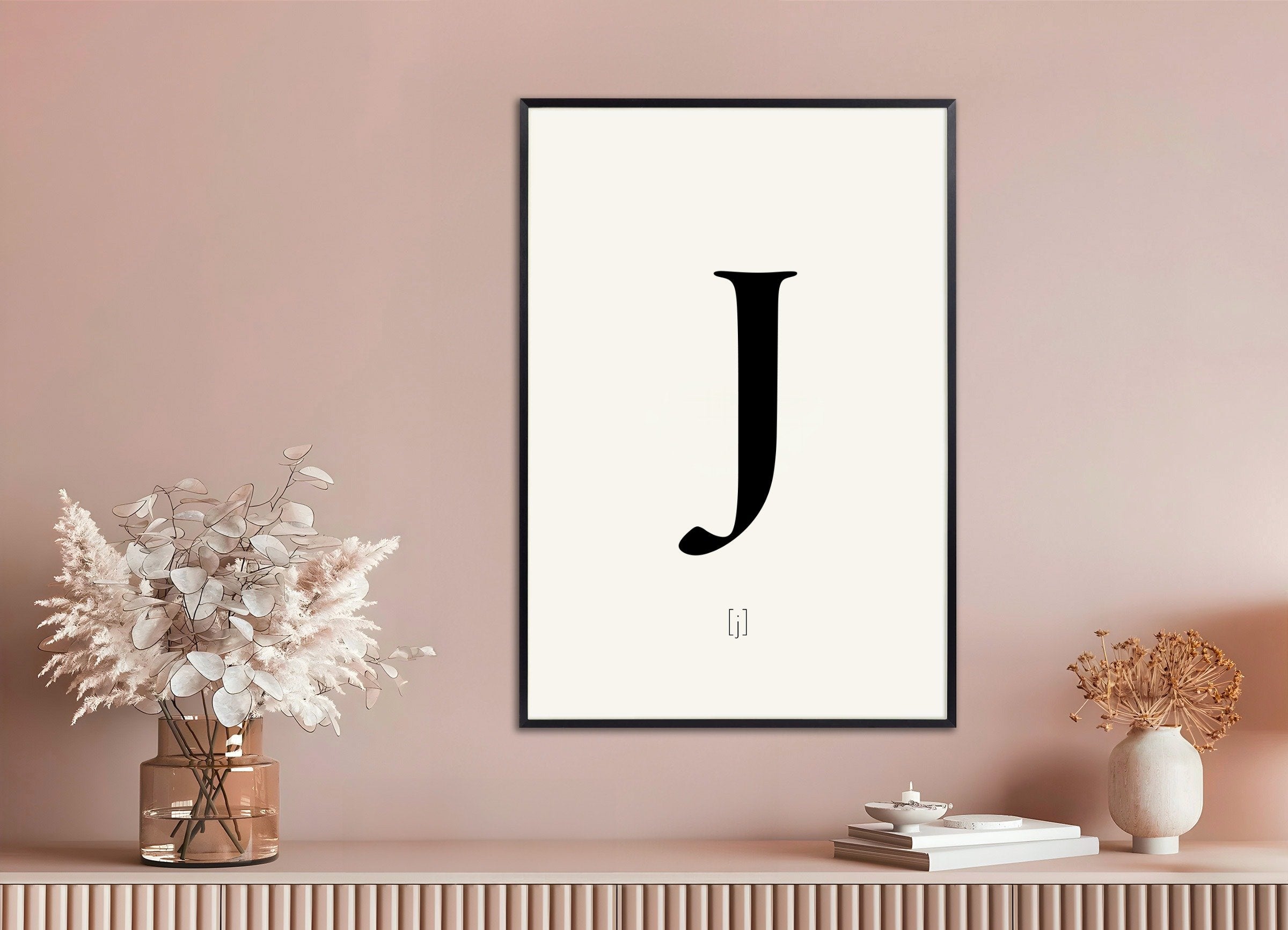 金属フレーム付きの文字Jのポスター