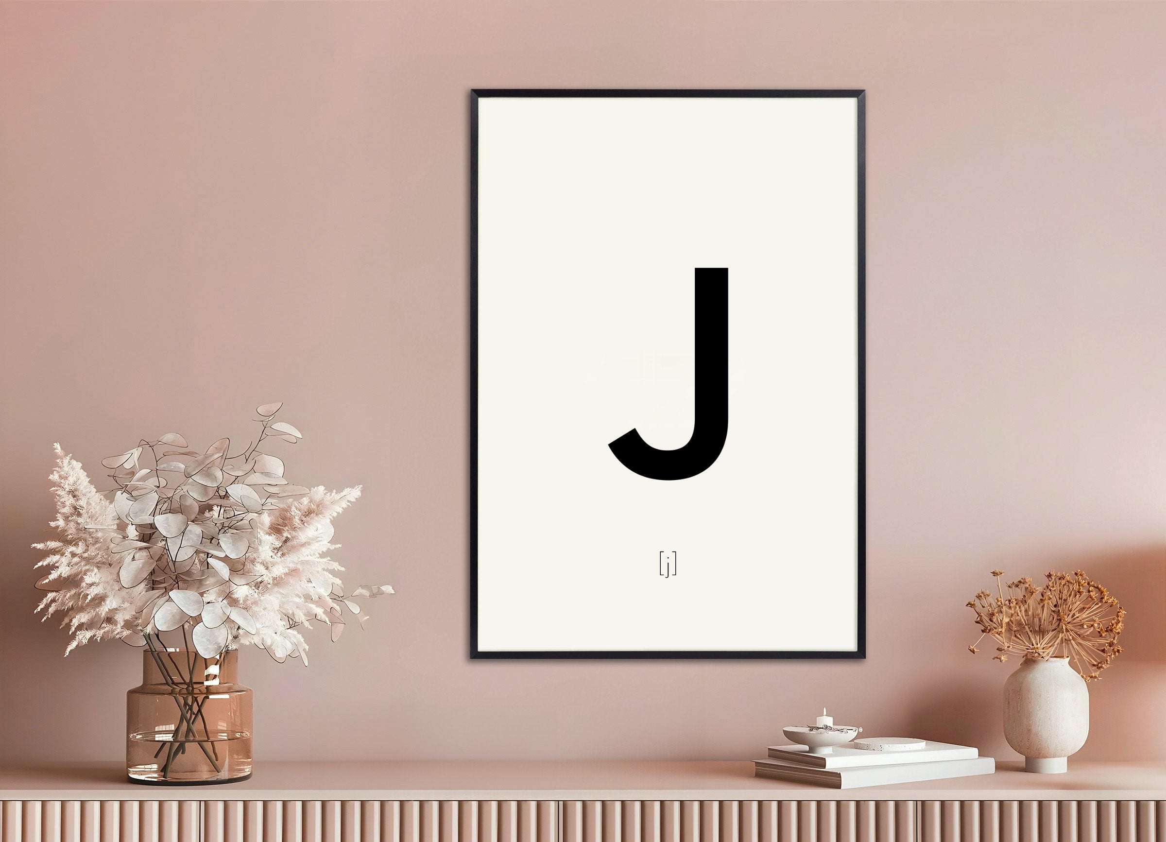 金属フレーム付きの文字Jのポスター