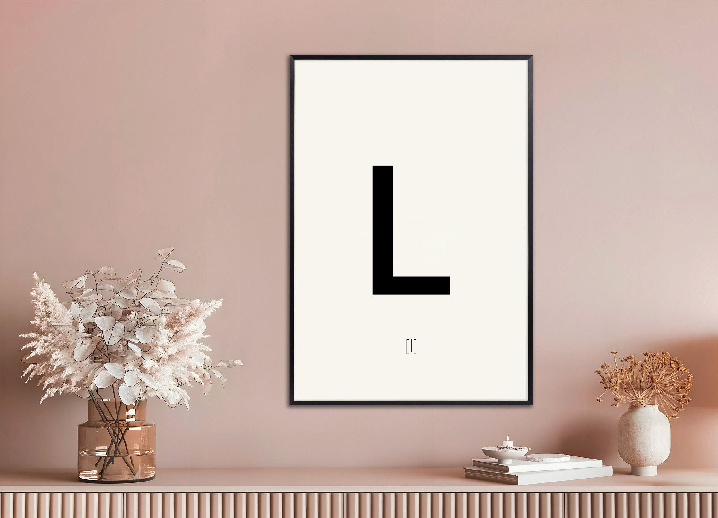 金属フレーム付きのL文字のポスター