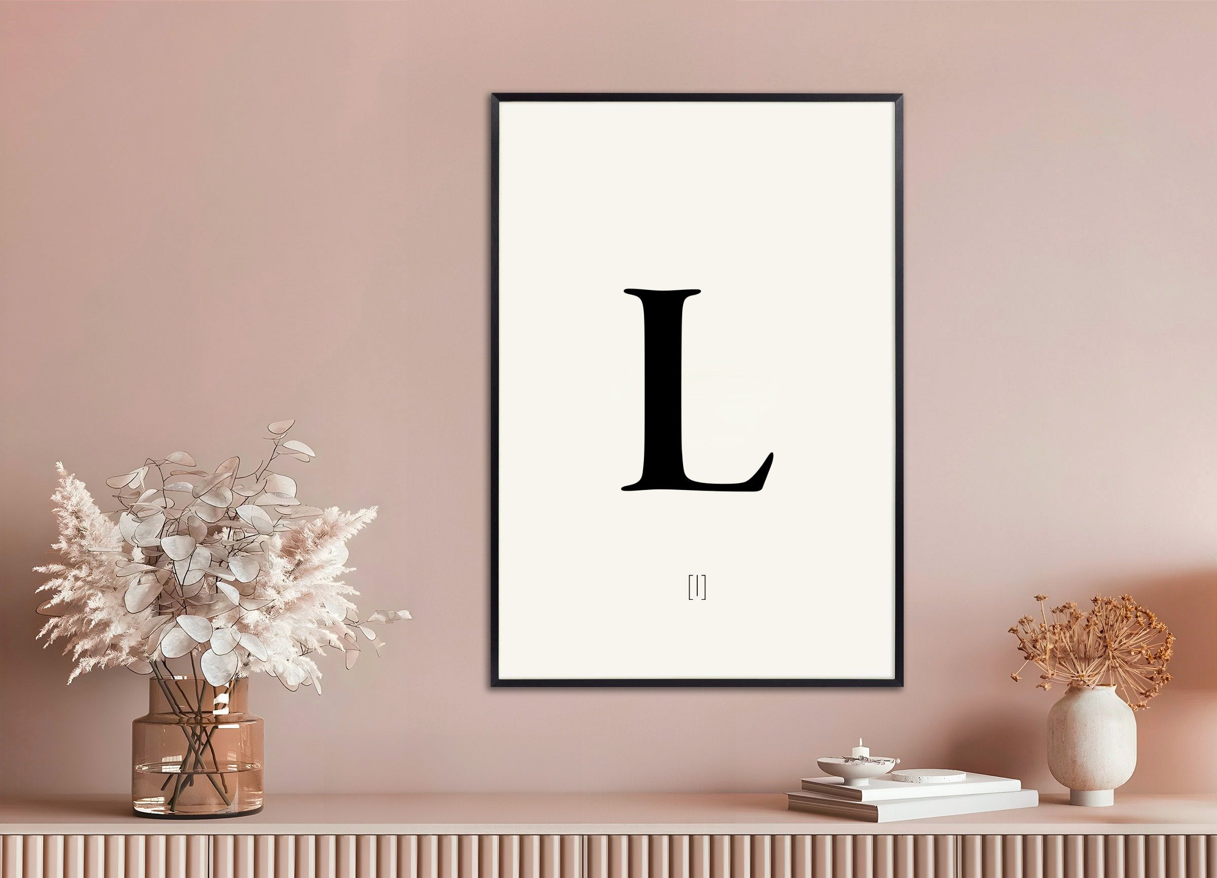 金属フレーム付きのL文字のポスター