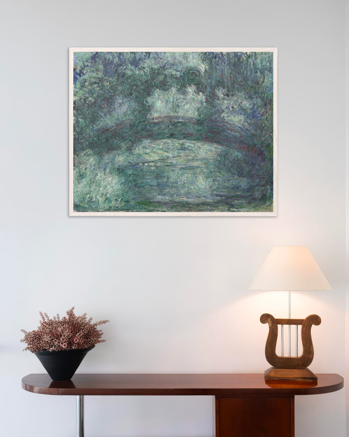 クロード・モネ《日本の橋》(1919–1924年)のポスター、白い木製フレーム付き