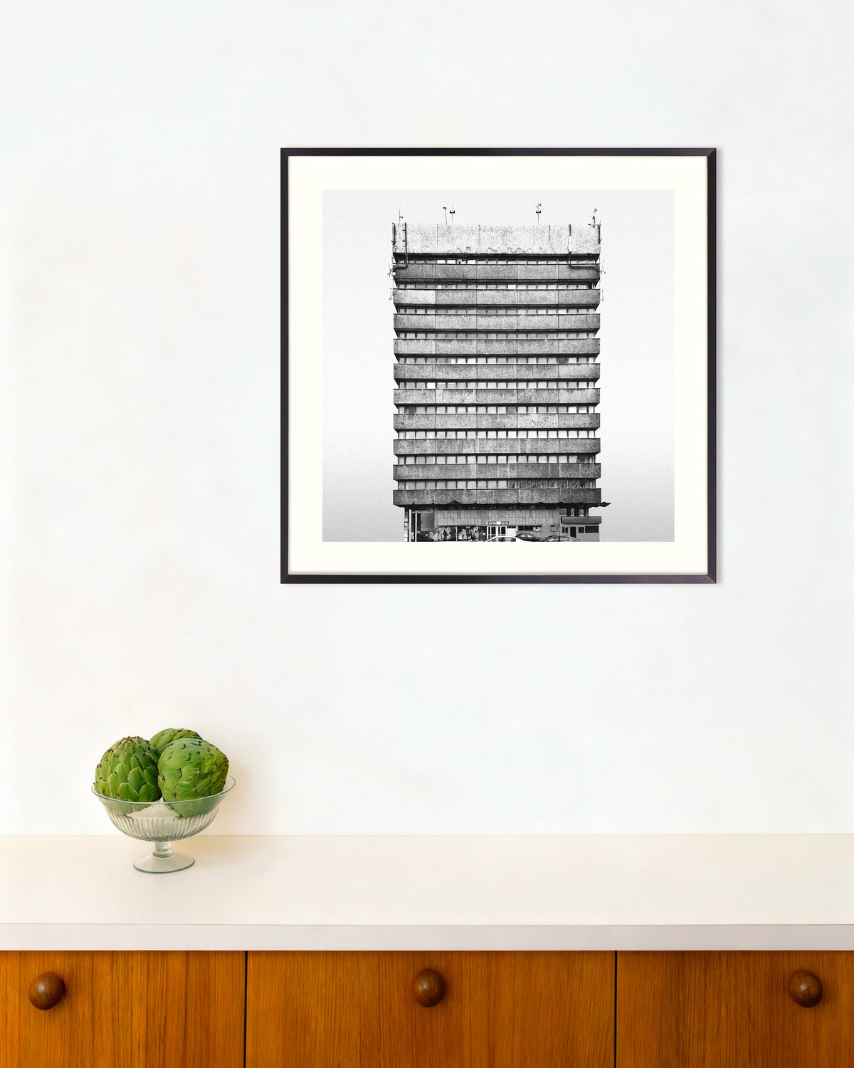 金属フレーム付きの「帯状のオフィスタワー」のポスター