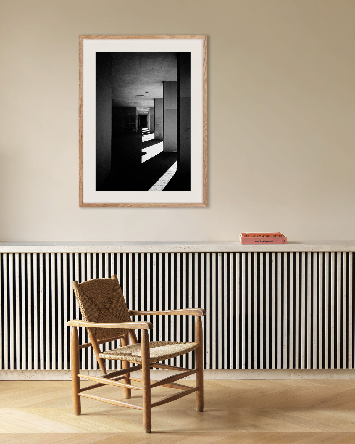 ナチュラルウッドフレーム付きの「陽光の縞模様が差し込む列柱廊」のポスター