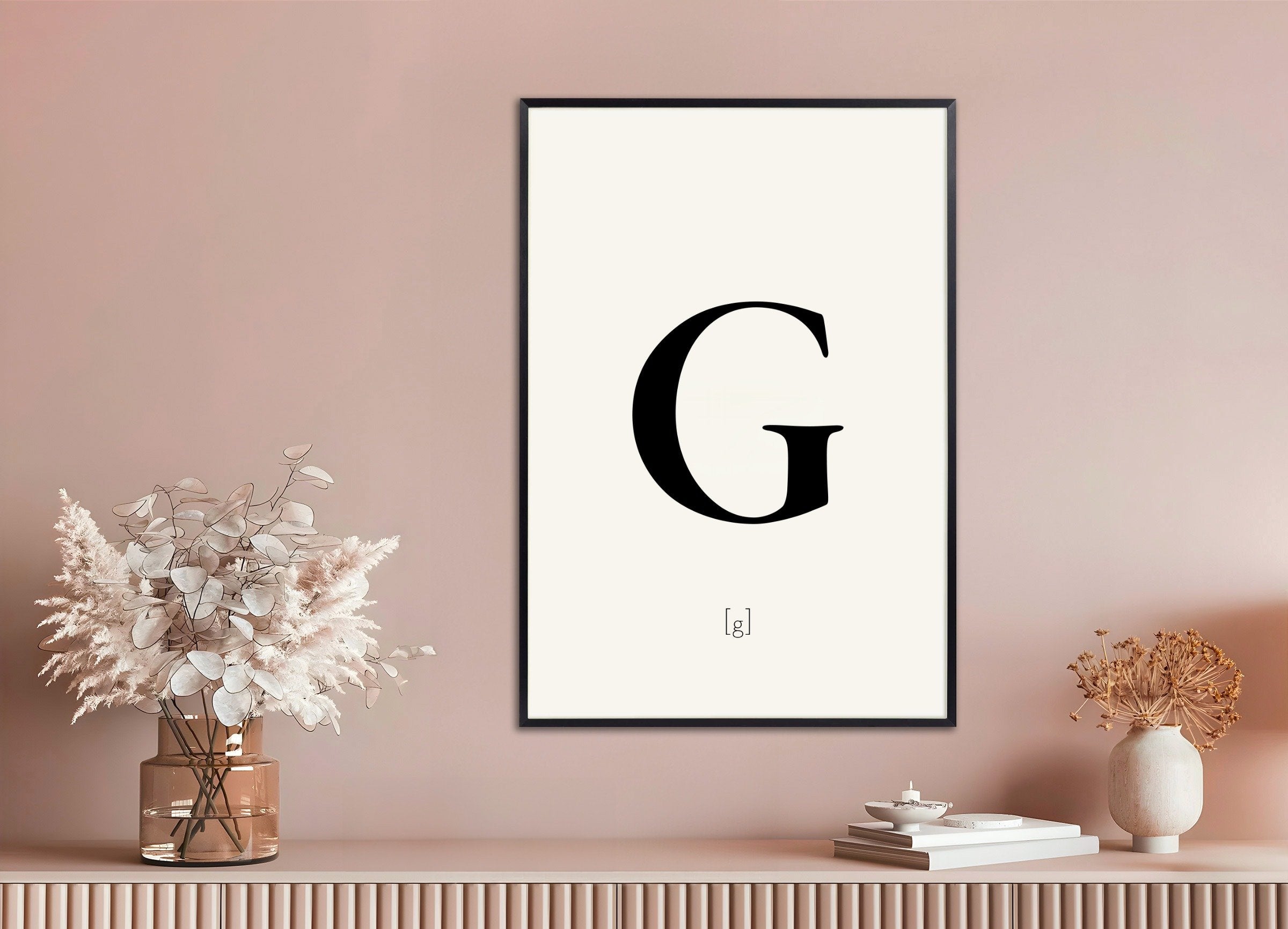 金属フレーム付きの文字Gのポスター