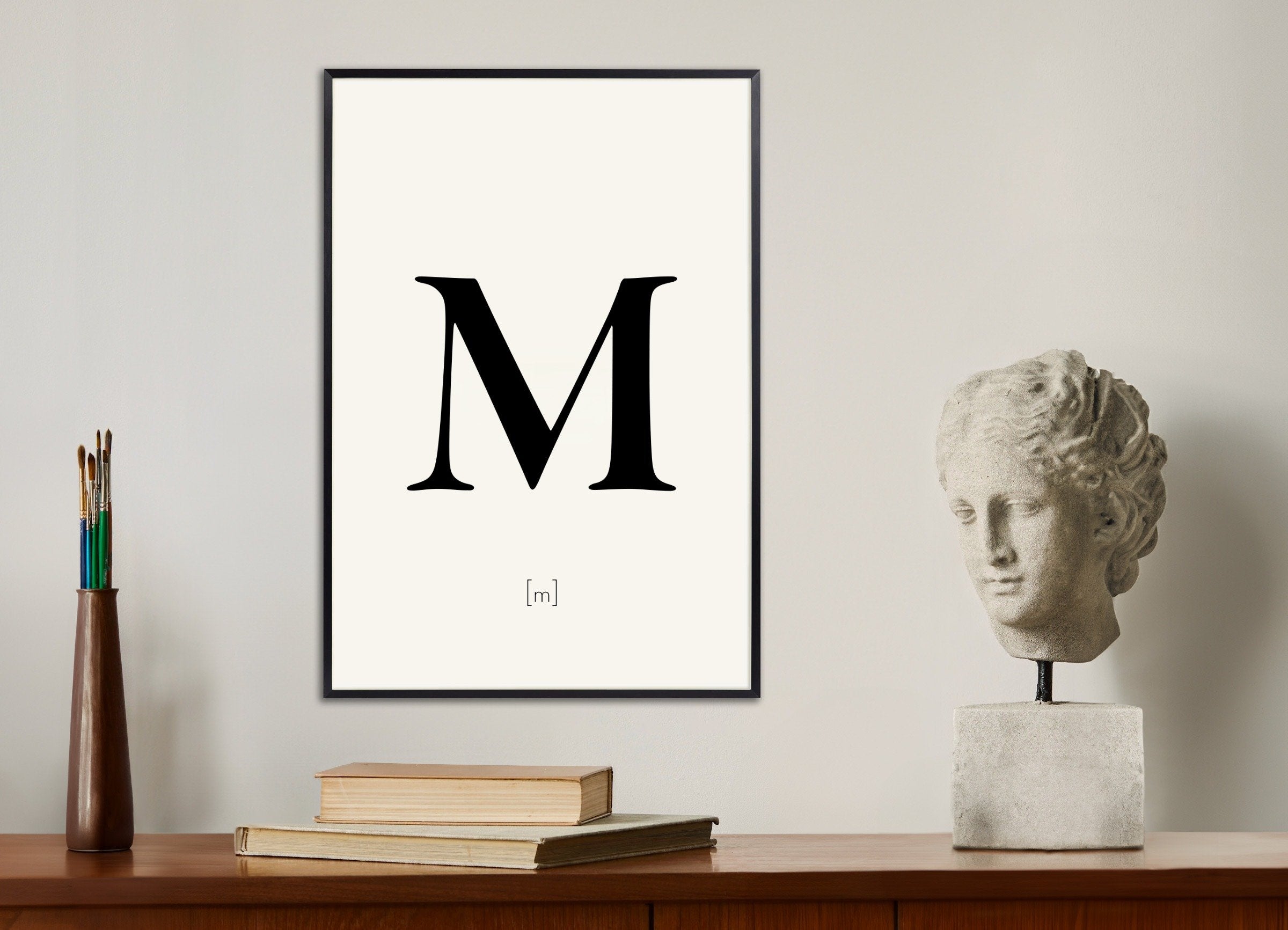 金属フレーム付きの文字Mのポスター