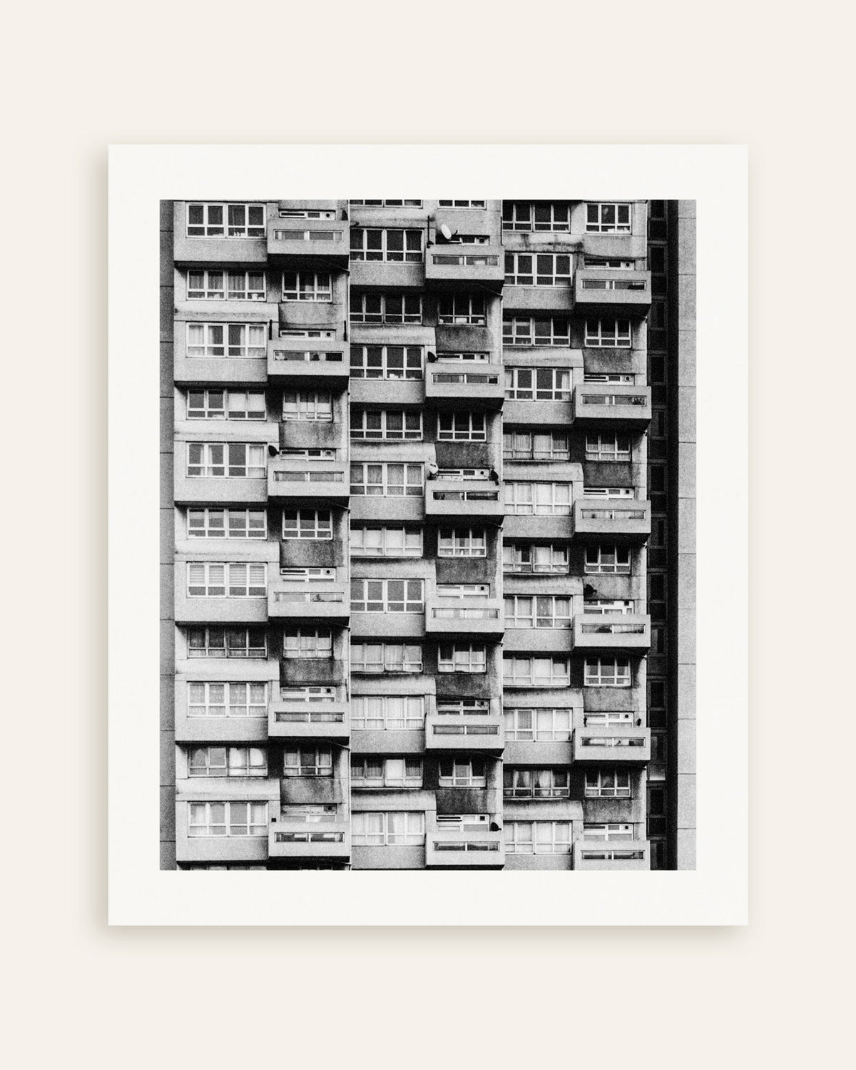 「バルコニーのある高層集合住宅のファサード」のポスターのサムネイル