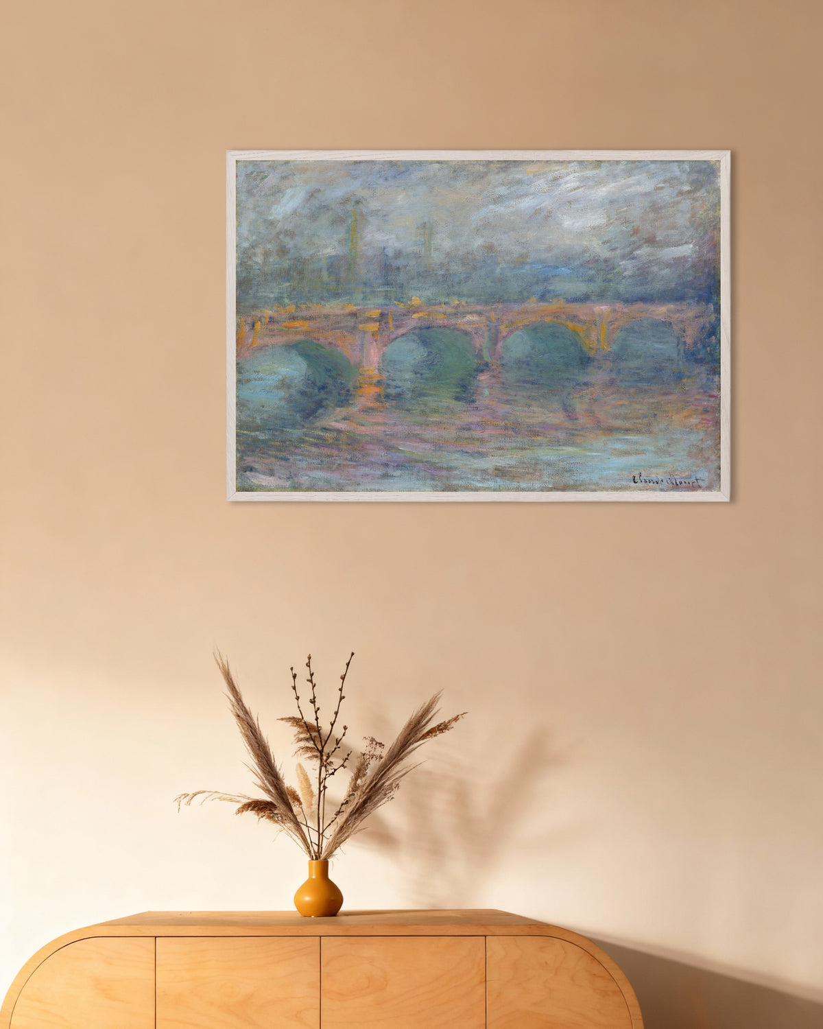 クロード・モネ《夕陽のロンドン、ウォータールー橋》（1904年）のポスター、白い木製フレーム付き